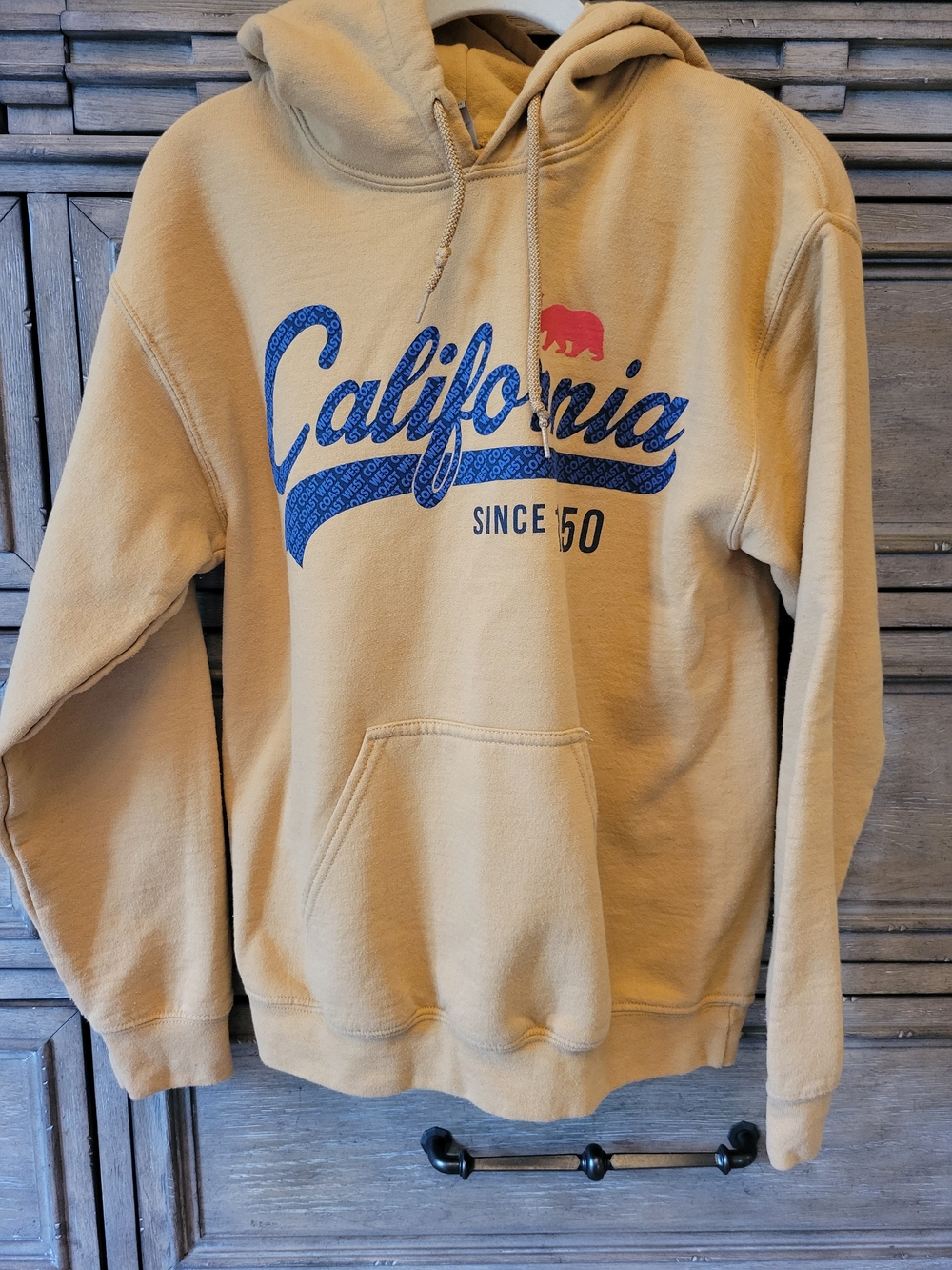 Gildan Tan Crewneck Sweatshirt with Blue California Graphic and Red Bear